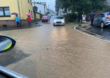 Starkregenüberflutete Straße in Bornheim