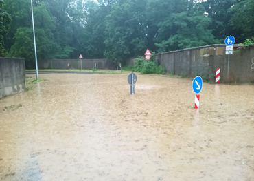 Überflutung in der Bornheimer Eichendorffstraße Überflutung in der Bornheimer Eichendorffstraße