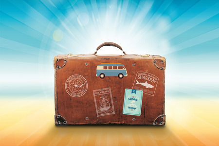 Symbolbild eines Reisekoffers mit Aufklebern für verschiedene Reiseziele 