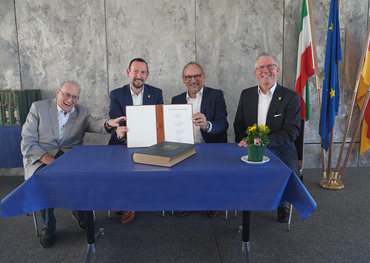 Bürgermeister tragen sich ins neue Goldene Buch der Stadt Bornheim ein Bürgermeister tragen sich ins neue Goldene Buch der Stadt Bornheim ein