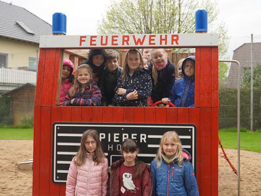 Schülerinnen und Schüler der Wendelinus Grundschule Sechtem erobern das Feuerwehrauto