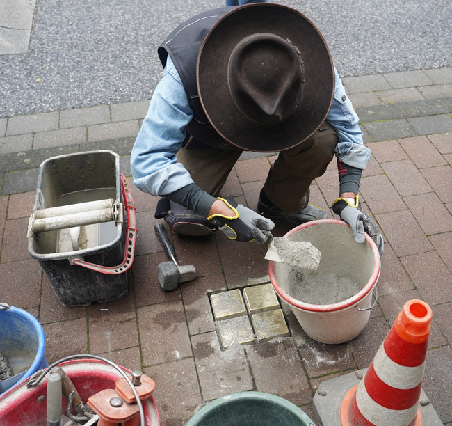 Gunter Demnig verlegte in Bornheim neue Stolpersteine