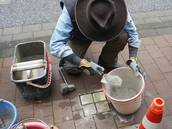 Gunter Demnig verlegte in Bornheim neue Stolpersteine