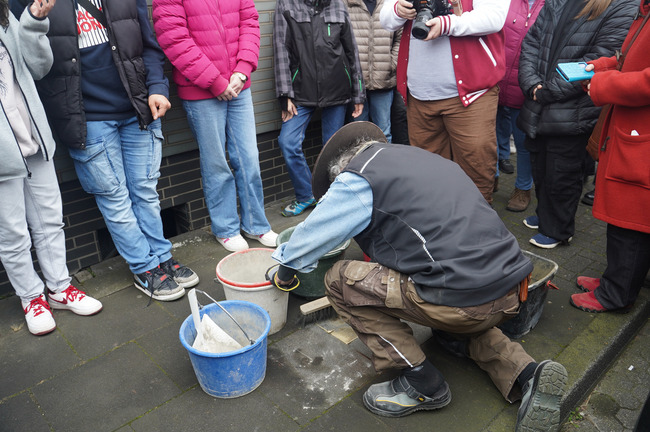 Gunter Demnig bei der Stolpersteinverlegung