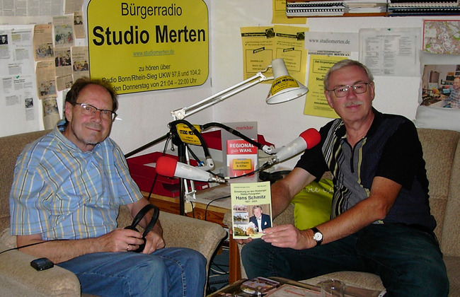 Zu Gast im Radio Studio Merten: Willi Hermann (links) mit Moderator Otto Ganser. Foto: Studio Merten