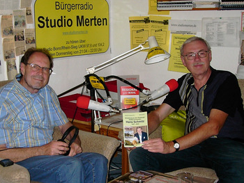 Zu Gast im Radio Studio Merten: Willi Hermann (links) mit Moderator Otto Ganser. Foto: Studio Merten