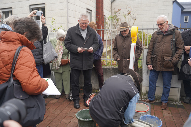 Bürgermeister Christoph Becker bei der Stolpersteinverlegung 2024