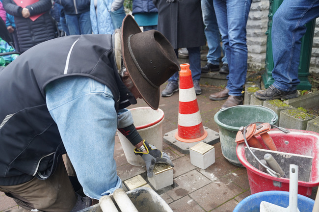 Gunter Demnig lässt den Stolperstein ein, der an das Schicksal von Catharina König erinnert