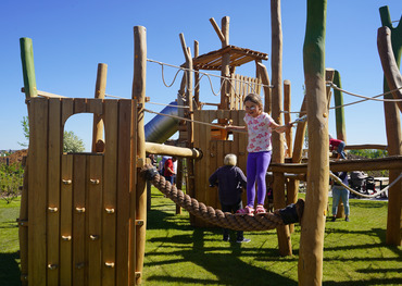 Die 7-jährige Nora erobert den neuen Spielplatz Die 7-jährige Nora erobert den neuen Spielplatz