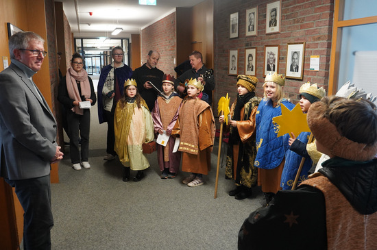 Roisdorfer Sternsinger erfreuen Bürgermeister Christoph Becker mit ihrem Besuch Roisdorfer Sternsinger erfreuen Bürgermeister Christoph Becker mit ihrem Besuch